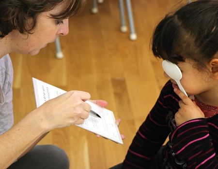 Contrôles visuel et orthoptique d’une enfant